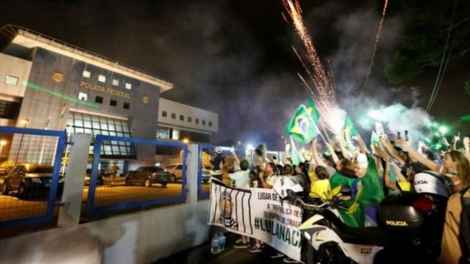 Demonstrasi anti-Lula menunggu di depan penjara untuk merayakan penahanannya - Reuters