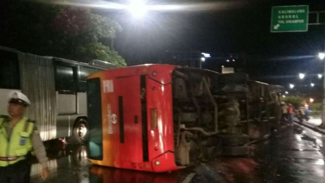 Bus TransJakarta terguling di depan UKI, Jakarta, Senin pagi, 9 April 2018