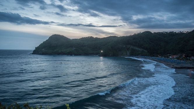 Pemandangan Pantai Watu Bale Yang Instagramable Viva