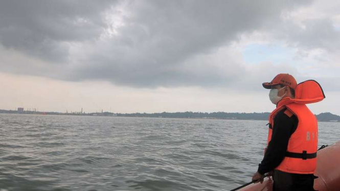 Seorang petugas mengamati tumpahan minyak Teluk Balikpapan