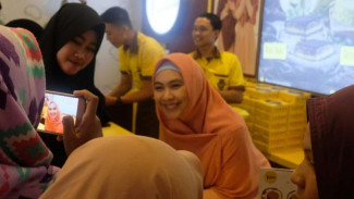 Oki Setiana Dewi Buka Bisnis Camilan di Rest Area Tol