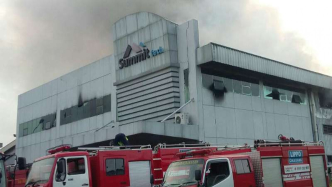 Kebakaran pabrik di Cikarang, Jawa Barat, Senin, 9 April 2018.