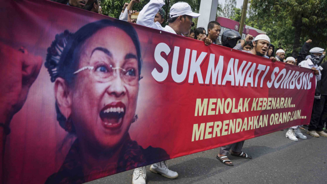 Aksi unjuk rasa terkait puisi Sukmawati Soekarnoputri.