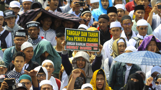 Aksi unjuk rasa terkait puisi Sukmawati Soekarno Putri