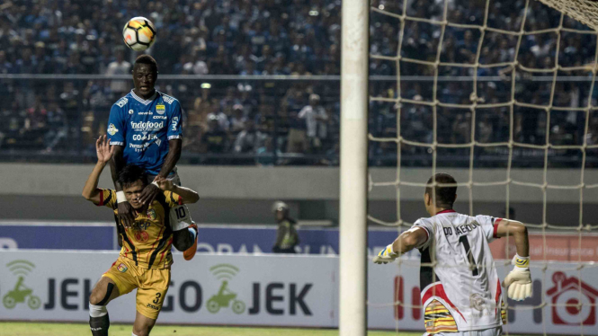 Pesepak bola Persib Bandung Ezechiel Ndouasel (atas) berusaha menyundul bola