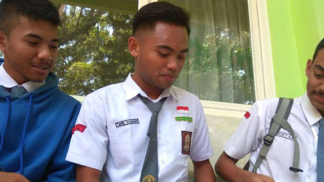 Bintang Tim Nasional Indonesia U-22 Sadil Ramdani mengikuti UNBK