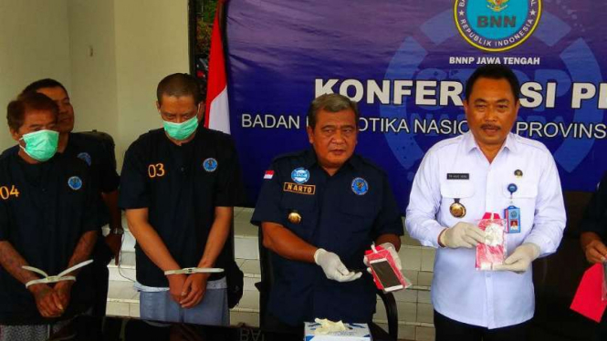 Kepala BNN Jawa Tengah, Brigadir Jenderal Polisi Tri Agus Heru, memperlihatkan dua pelaku pengedar narkoba asal Solo di kantornya di Semarang pada Senin, 9 April 2018.