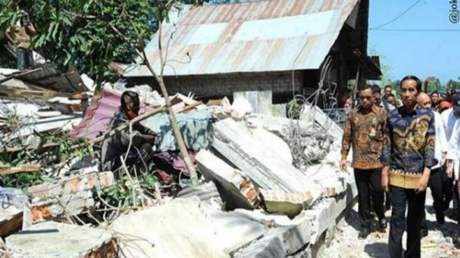 Sosok pria misterius di lokasi bencana gempa Pidie.