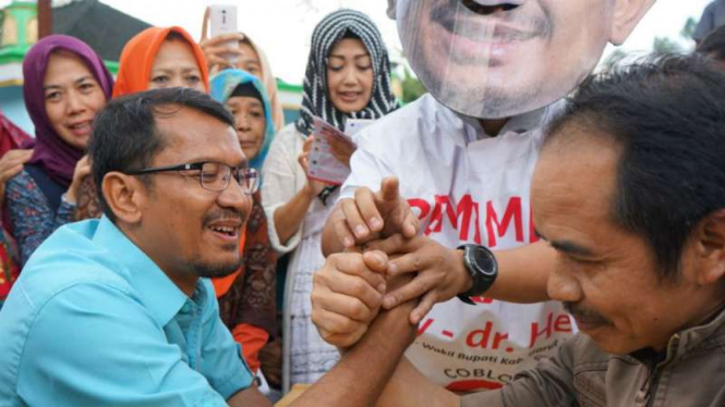 Calon Wakil Bupati Garut Helmi Budiman adu panco saat kampanye pilkada. 