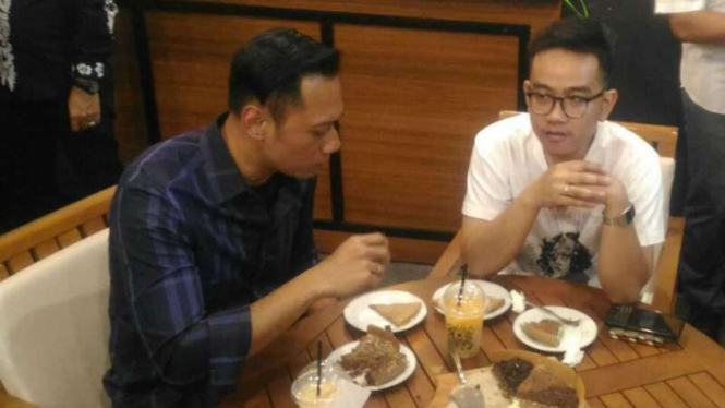 Gibran, putra Jokowi, makan martabak bareng Agus Harimurti Yudhoyono, putra SBY