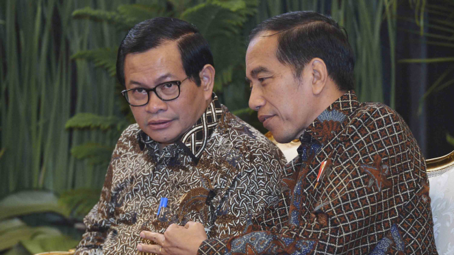 Presiden Joko Widodo (kanan) berbicara dengan Sekretaris Kabinet Pramono Anung 