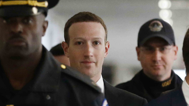 CEO Facebook, Mark Zuckerberg (tengah).