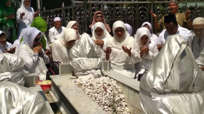 Calon gubernur Jawa Timur, Khofifah Indar Parawansa, saat ziarah di Makam Sunan Ampel Surabaya, Jawa Timur, pada Selasa, 10 April 2018.