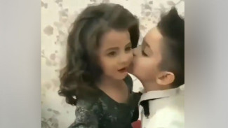 Masih Kecil, Gaya 'Pacaran' Anak Ini Bikin Geleng Kepala
