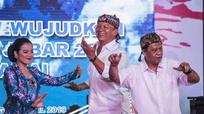 Calon Gubernur dan Wakil Gubernur Jawa Barat TB Hasanudin (tengah) - Anton Charliyan (kanan)