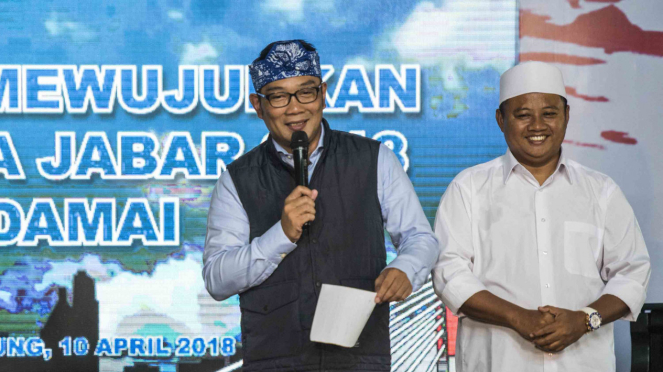Calon Gubernur dan Wakil Gubernur Jawa Barat Ridwan Kamil (kiri) - Uu Ruzhanul Ulum (kanan)