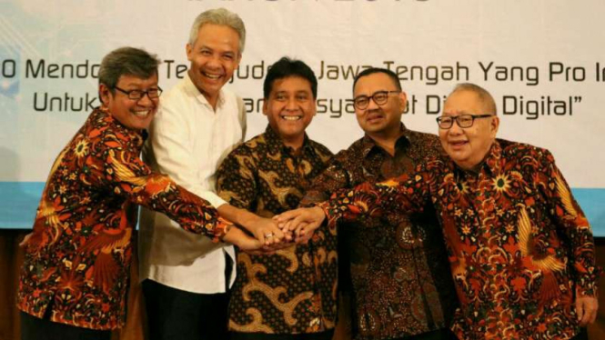 Calon gubernur Jawa Tengah Ganjar Pranowo (kedua dari kiri) usai dialog dengan Asosiasi Pengusaha Indonesia Jawa Tengah di Semarang pada Selasa, 10 April 2018.