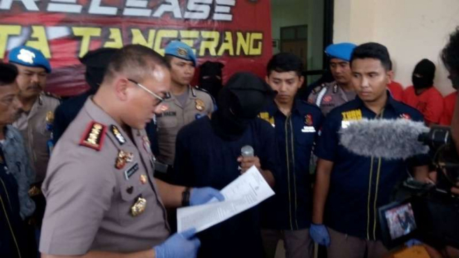 Polisi memperlihatkan kawanan perampok spesialis kendaraan taksi online di Tangerang, Banten, pada Selasa, 10 April 2018.