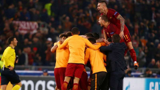 Pemain AS Roma rayakan keberhasilan lolos ke semifinal Liga Champions.