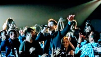 Vokalis The Script Tutup Konser dengan Bendera Merah Putih