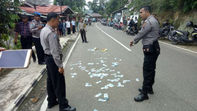 Rampok buang uang yang diambilnya. 