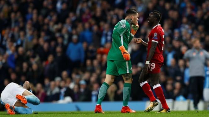 Kiper ManCity, Ederson, marah kepada penyerang Liverpool, Sadio Mane