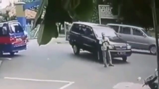 Detik-detik Pak Ogah ditabrak mobil Kijang.