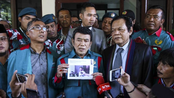 Ketua Umum Partai Islam Damai Aman (Idaman), Rhoma Irama (tengah)