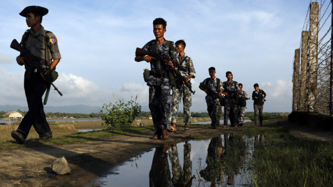 Polisi dan militer Myanmar menggelar operasi pembersihan setelah penyerangan kelompok milisi ARSA. - AFP