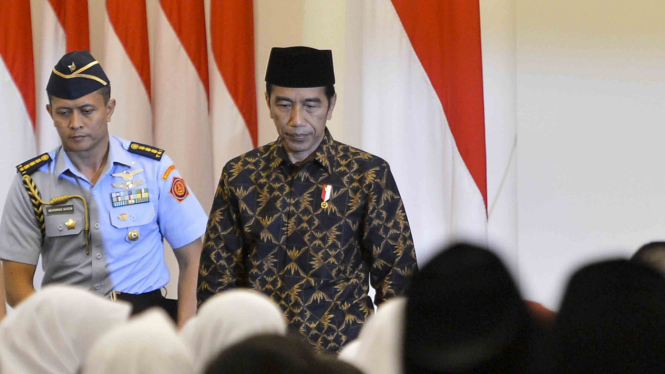 Presiden Joko Widodo (kanan) menghadiri Peringatan Isra Miraj Nabi Muhammad SAW