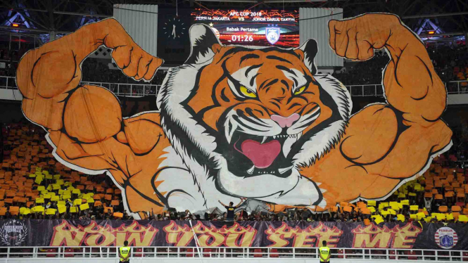 Suporter Persija Jakarta membentangkan karakter macan