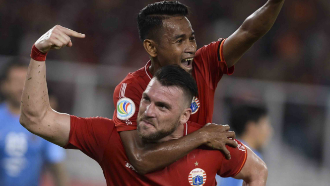 Striker Persija Jakarta, Marko Simic (bawah), merayakan gol yang dicetaknya