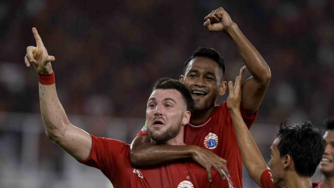 Pesepak bola Persija Jakarta Marko Simic (kiri) merayakan gol yang dicetaknya