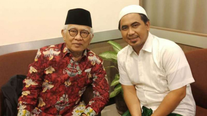 Taj Yasin (kanan), calon wakil gubernur Jawa Tengah, bersama ulama terkemuka Musthofa Bisri alias Gus Mus ketika bertemu di Bandara Ahmad Yani Semarang pada Rabu, 11 April 2018.