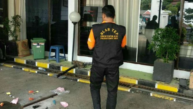 Polisi memeriksa lokasi ledakan di kantor Kejaksaan Negeri Makassar, Sulawesi Selatan, pada Rabu, 11 April 2018.