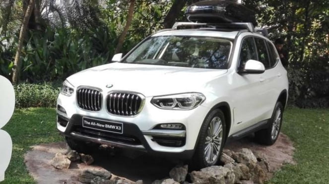 BMW X3 meluncur di Jakarta.