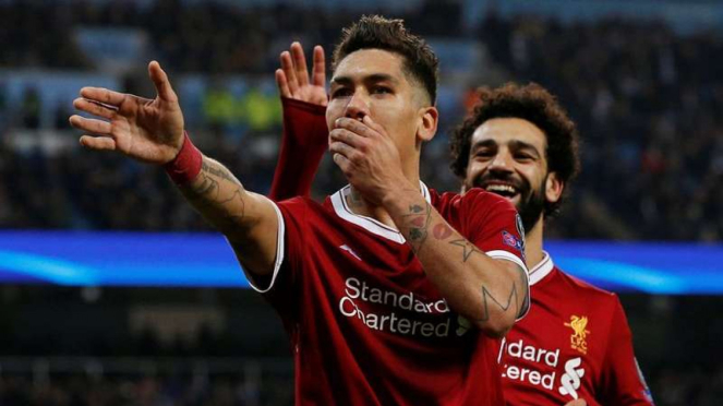 2 bintang Liverpool, Roberto Firmino (depan) dan Mohamed Salah (belakang)