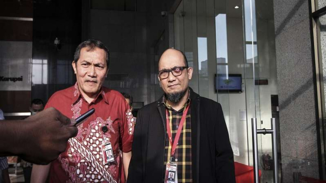 Eks penyidik Senior KPK Novel Baswedan (kanan) bersama mantan pimpinan KPK Saut SItumorang (kiri)