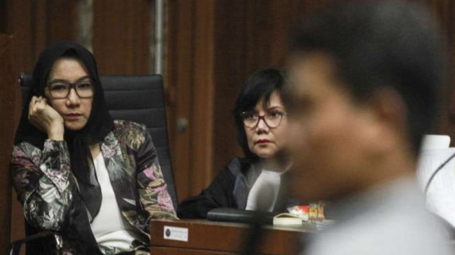 Ex regente de Kutai Kartanegara Rita Widyasari (izquierda) mientras se somete a juicio