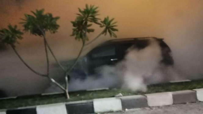 Mobil Toyota Fortuner terbakar di Kalimalang