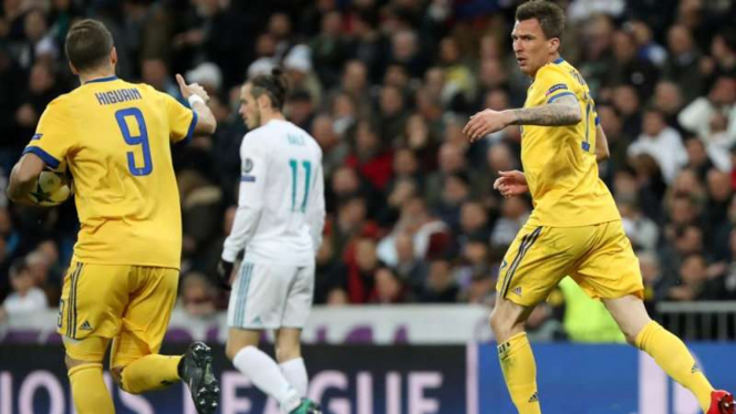 Selebrasi gol Mario Mandzukic  (kanan) usai bobol gawang Madrid.