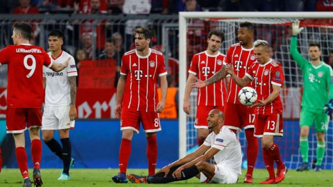 Para pemain Bayern Munich saat melawan Sevilla di Liga Champions.