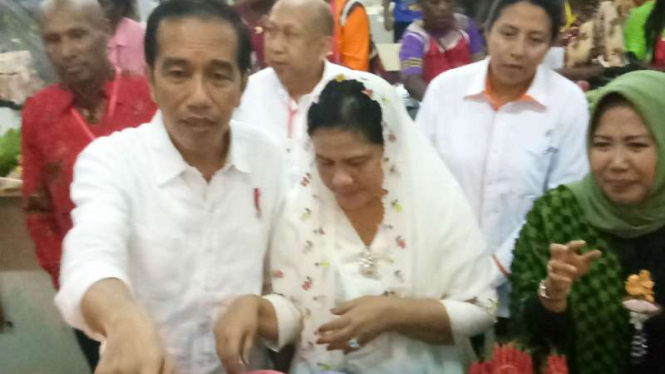 Presiden Joko Widodo dan Ibu Negara Iriana kunjungi Pasar Mama Mama Papua 