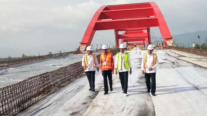 Presiden Joko Widodo tinjau pembangunan Jembatan Holtekamp, di Papua