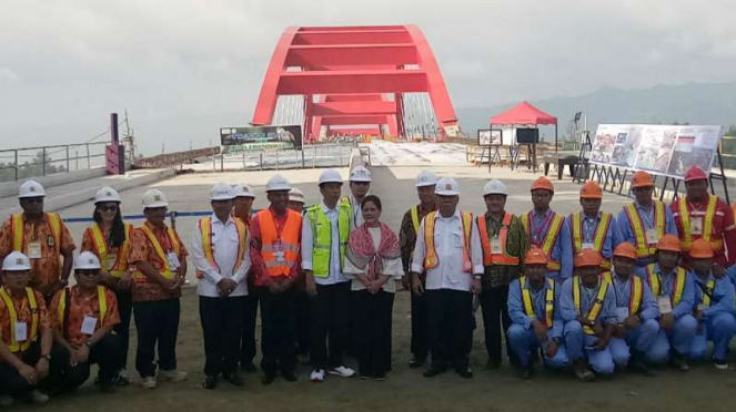 Presiden Joko Widodo tinjau pembangunan Jembatan Holtekamp, Papua