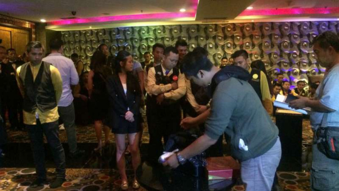 Aparat BNN melakukan razia narkotika di Sense Karaoke, Mangga Dua, Jakarta