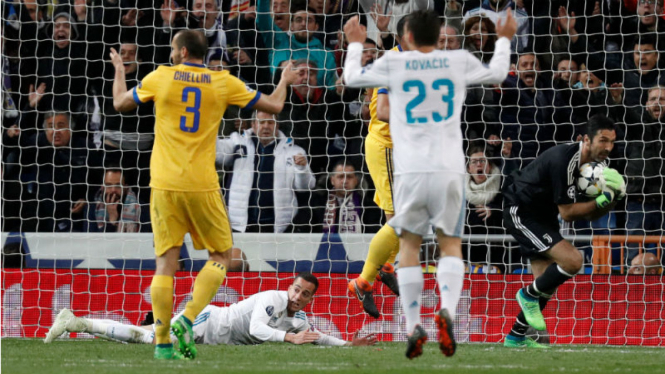 Insiden jatuhnya gelandang Real Madrid, Lucas Vazquez, di kotak penalti Juventus