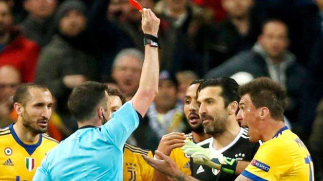 Protes kapten Juventus, Gianluigi Buffon kepada wasit Michael Oliver