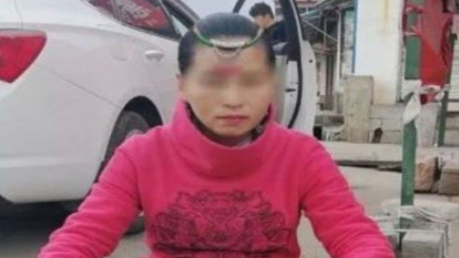 Wanita mengemis di Lijian, Provinsi Yunnan, China.