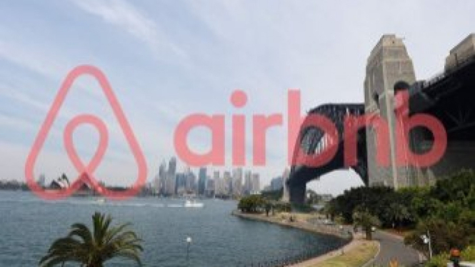 Sydney Harbour dengan logo Airbnb